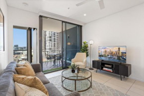 Riverside 2-Bed by Brisbane's Landmarks with Pool